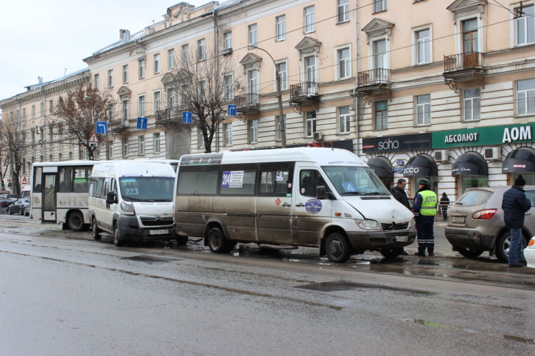 В центре Твери столкнулись три маршрутки, пострадал пассажир