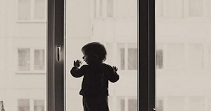 Полиция Твери предупреждает: не подпускайте маленьких детей к окнам!