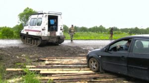 Тверские спасатели продолжают вытаскивать застрявшие автомобили гостей рок-фестиваля «Нашествие»