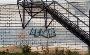 В Конаково прокуратура борется с граффити на стенах
