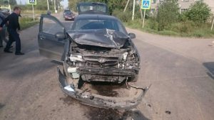 В Кимрах пассажир легковушки получила травмы в столкновении с грузовиком