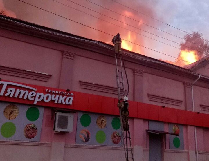 Пятерочка ржев. Пятерочка горит. Пожар в Пятерочке. Сгорела Пятерочка. Пятёрочка огонь.