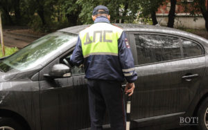 Обругавшему инспекторов ДПС водителю из Тверской области назначили наказание
