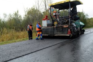 Подрядчика, ремонтировавшего дорогу к Ниловой пустыни в Тверской области, заставят устранить недоработки