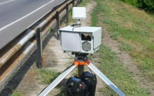 В Госдуме предложили устанавливать на дорогах знаки, предупреждающие водителей о нестационарных камерах