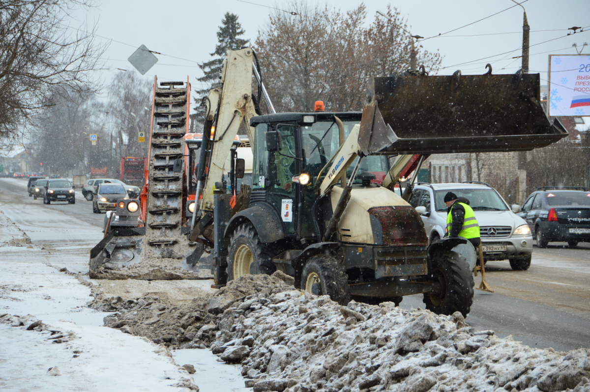 Спецтехника расчищает улицы Твери от снега