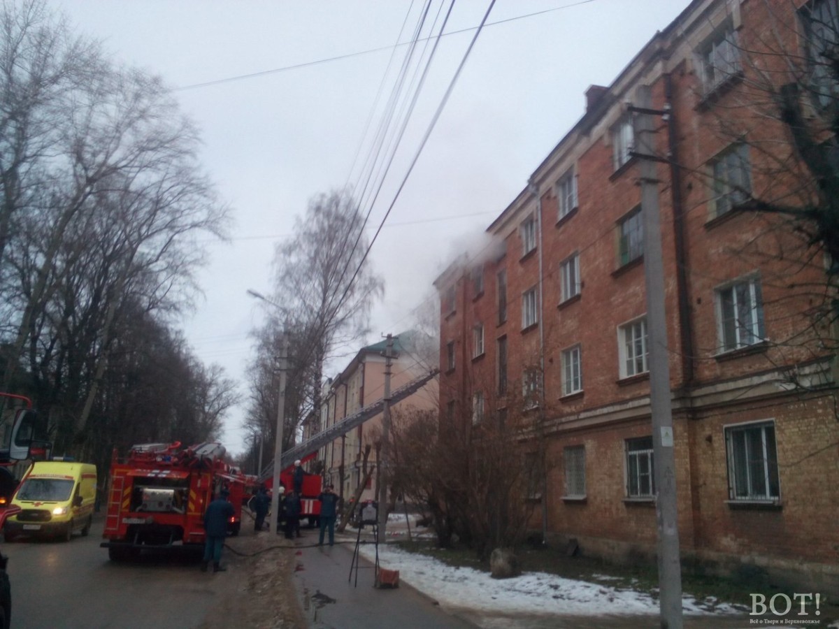 Несколько пожарных частей Твери борются с огнём в жилом доме в Пролетарском районе
