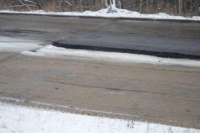 В Тверской области подрядчик не получил денег за ремонт дороги, на которой асфальт укладывали в снег