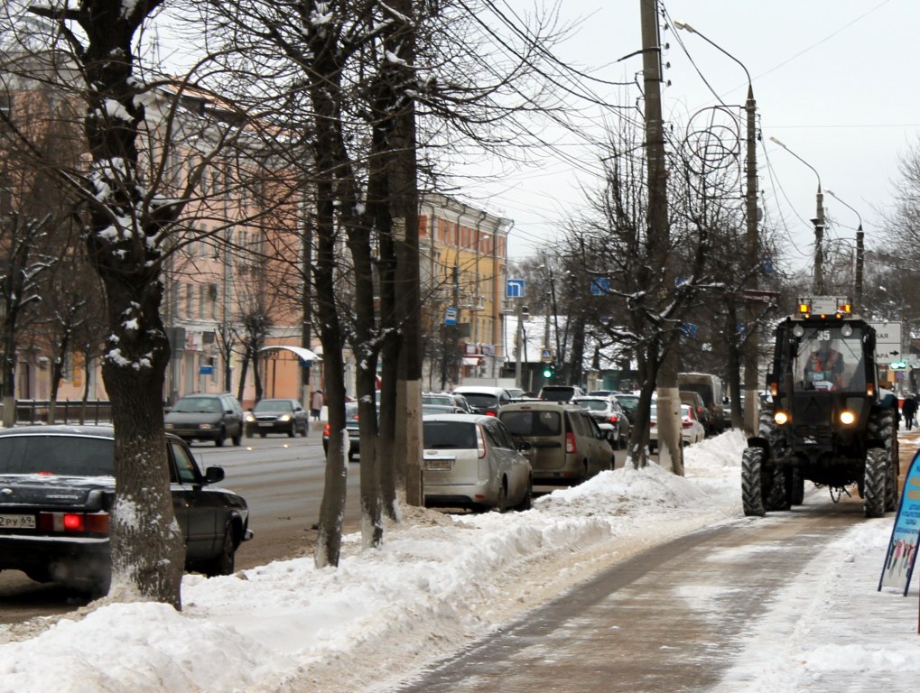 Снегоуборочная техника работает на региональных дорогах Тверской области