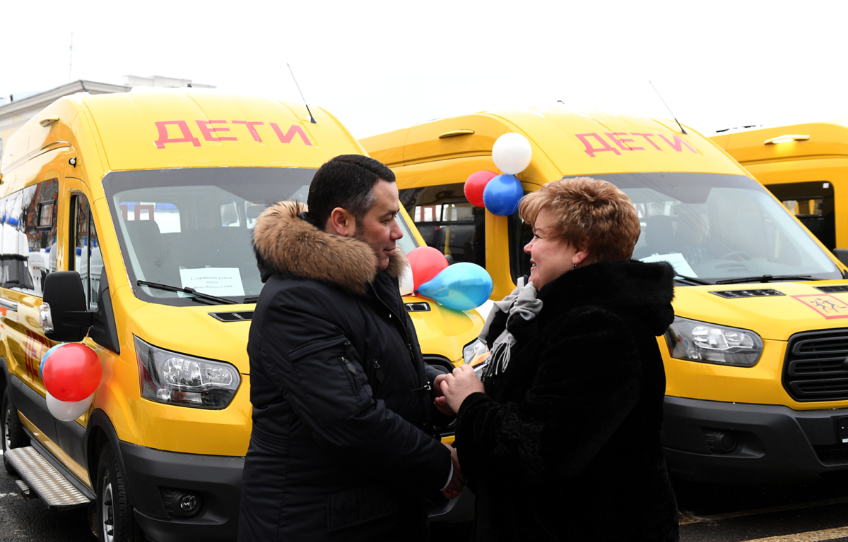 54 новых школьных автобуса, машин скорой помощи и санитарных автомобилей переданы в муниципалитеты Тверской области