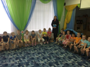 В Тверской области сотрудники ГИБДД провели занятие для воспитанников детского сада