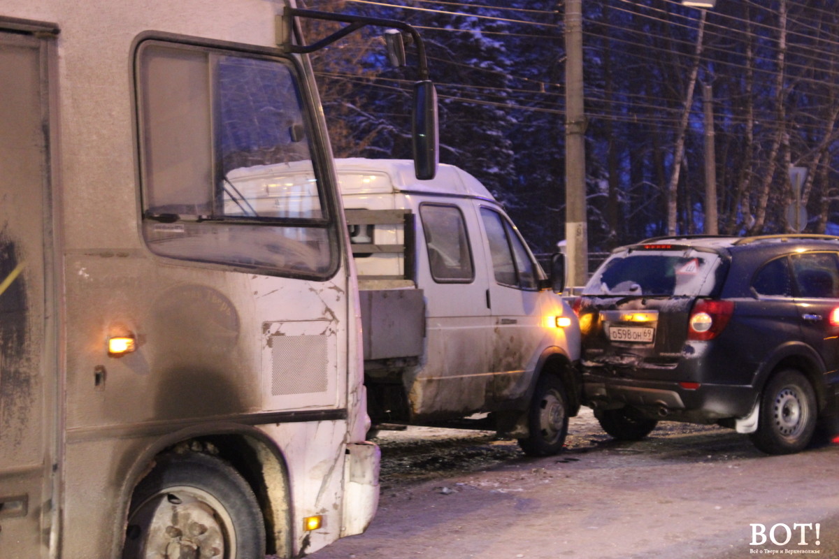 В столкновении пяти автомобилей в Твери пострадала женщина
