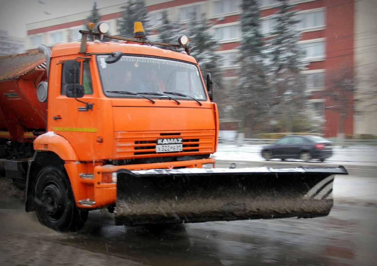 Спецтехника расчищает дороги Тверской области от снега