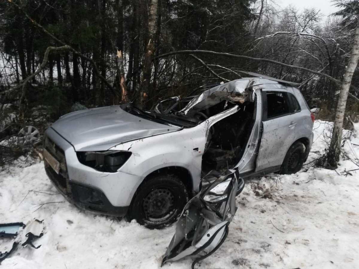 На трассе М9 в Тверской области перевернулся кроссовер, пострадал водитель