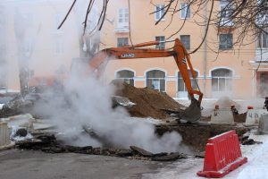 В Твери ведется ликвидация последствий ночного прорыва на теплосетях в Заволжском районе