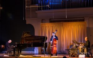 Не просто джаз: ожившая классика в исполнении Jon Davis Trio прозвучала в Твери