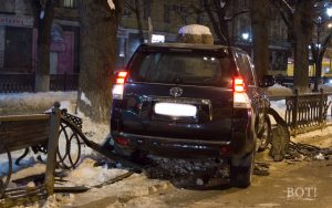 В Твери пьяный водитель протаранил три машины и вылетел на бульвар Радищева