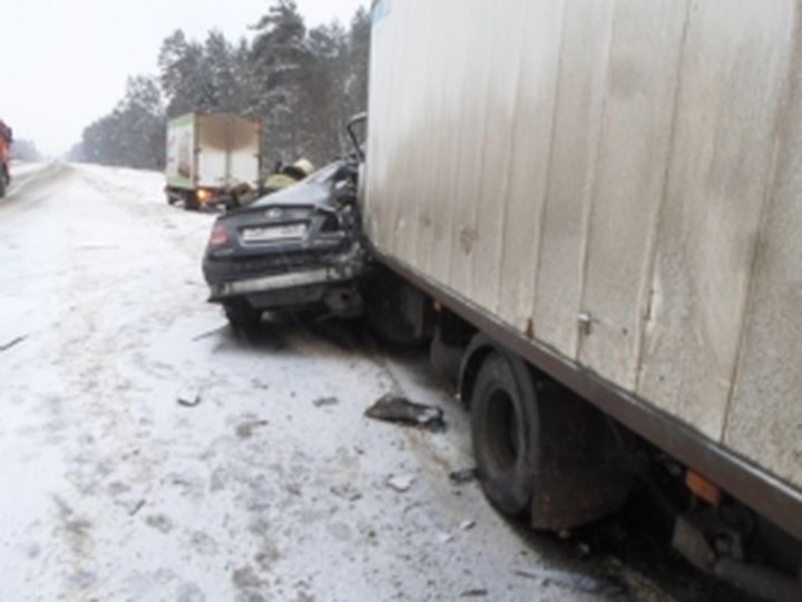 В Тверской области водитель легковушки погиб после столкновения с грузовиком