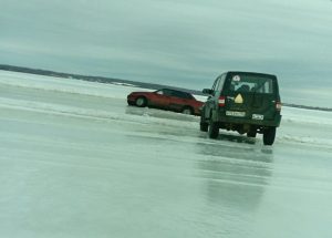 В Тверской области автомобиль провалился под лед