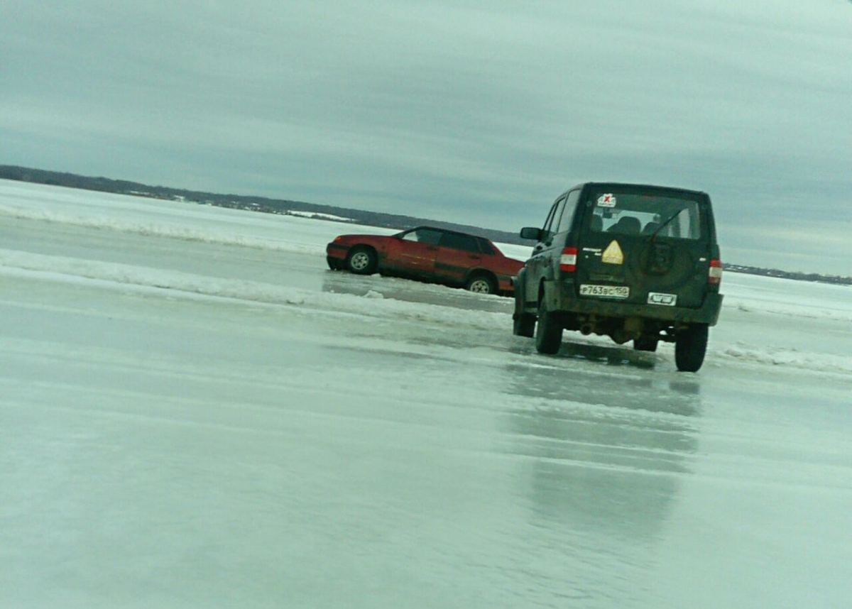 В Тверской области автомобиль провалился под лед
