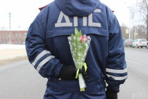 На дорогах Твери автоинспекторы поздравляли женщин с 8 марта