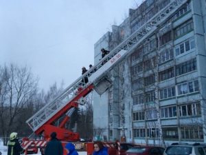 В Твери пожарные спасли из горящей квартиры ребенка и бабушку