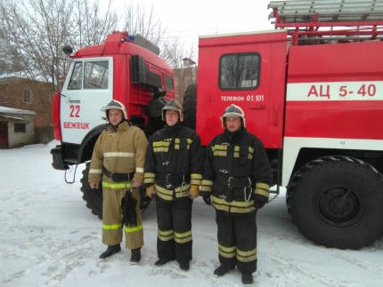В Тверской области пожарные спасли из горящего дома двух человек