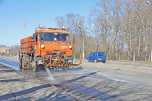 Поливомоечные машины убирают пыль с дорог Твери