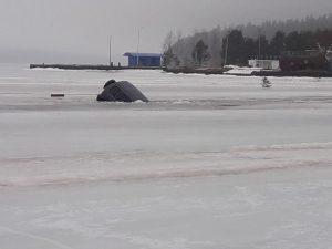 На озере в Тверской области под лед провалился автомобиль
