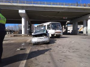 Два человека пострадали при столкновении маршрутки и легковушки в Твери