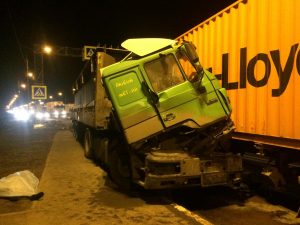 В Тверской области в ДТП с участием трех автомобилей на трассе М10 погиб водитель грузовика