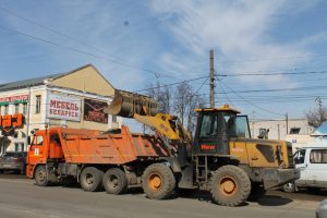 В Твери ведётся круглосуточная уборка дорог и тротуаров