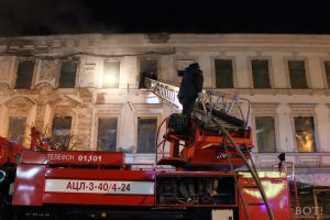 В центре Твери загорелось здание бывшей гостиницы