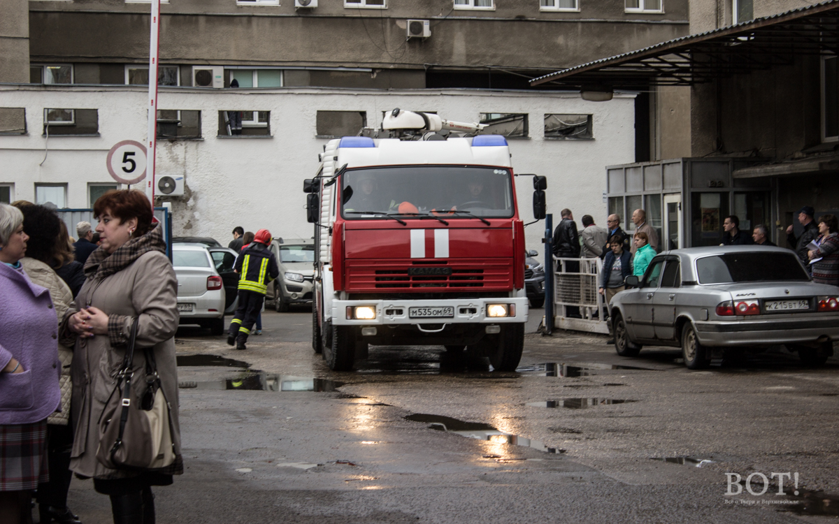 В Твери на «пожаре» в здании Главпочтамта спасатели по автолестнице эвакуировали сотрудников почты