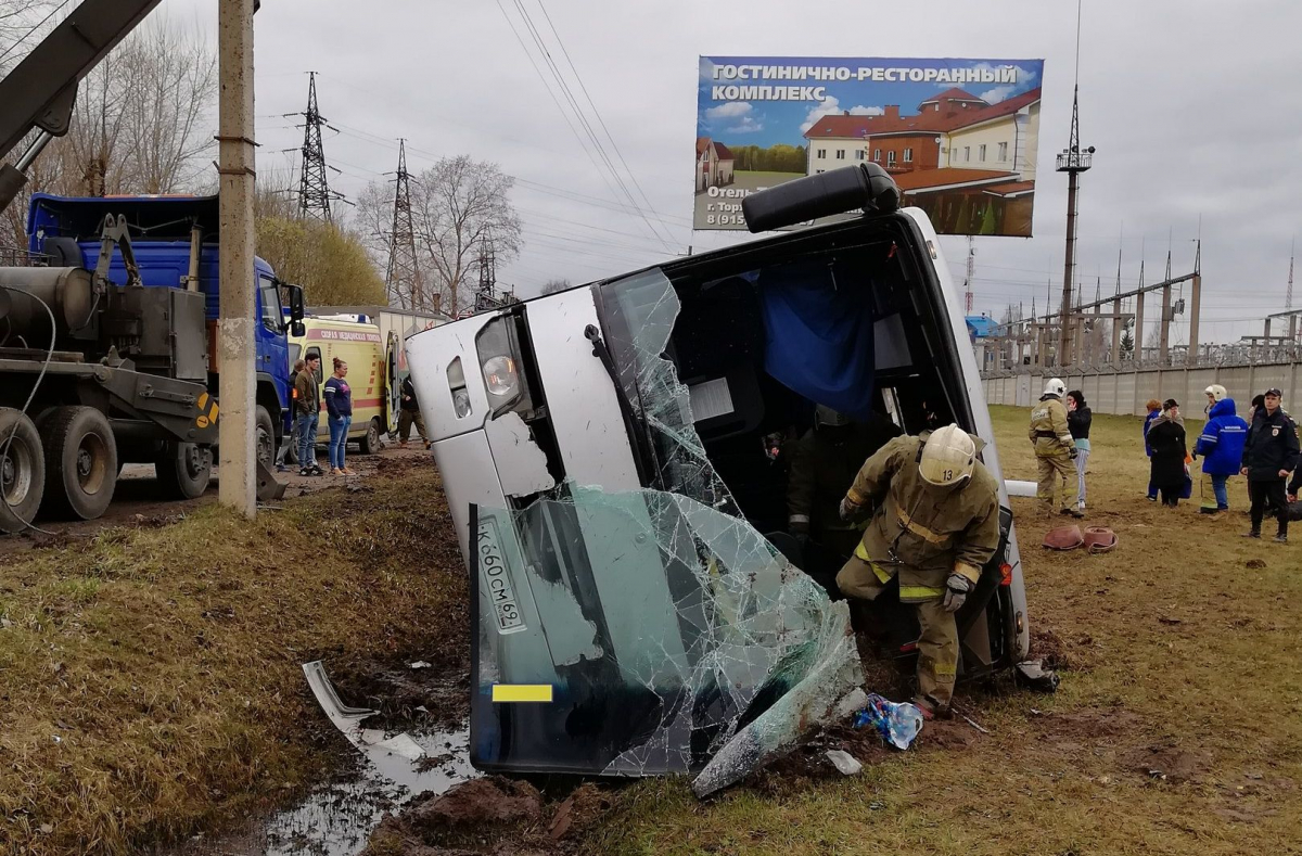 На трассе в Тверской области перевернулся пассажирский автобус, погиб человек