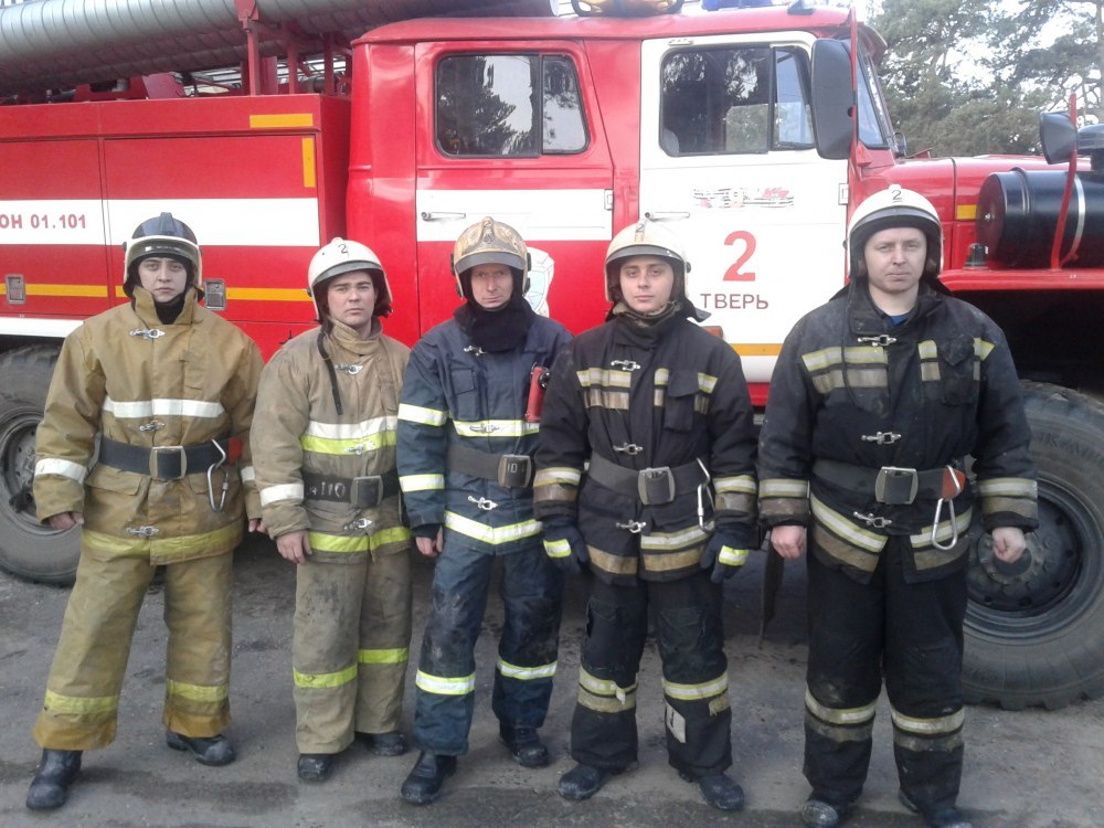 В Твери пожарные спасли из горящего дома троих человек