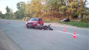 В Торжке при столкновении легковушки и мотоцикла пострадали два человека