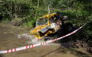 В Тверской области внедорожники застревали в грязи, тонули в реке и теряли колеса