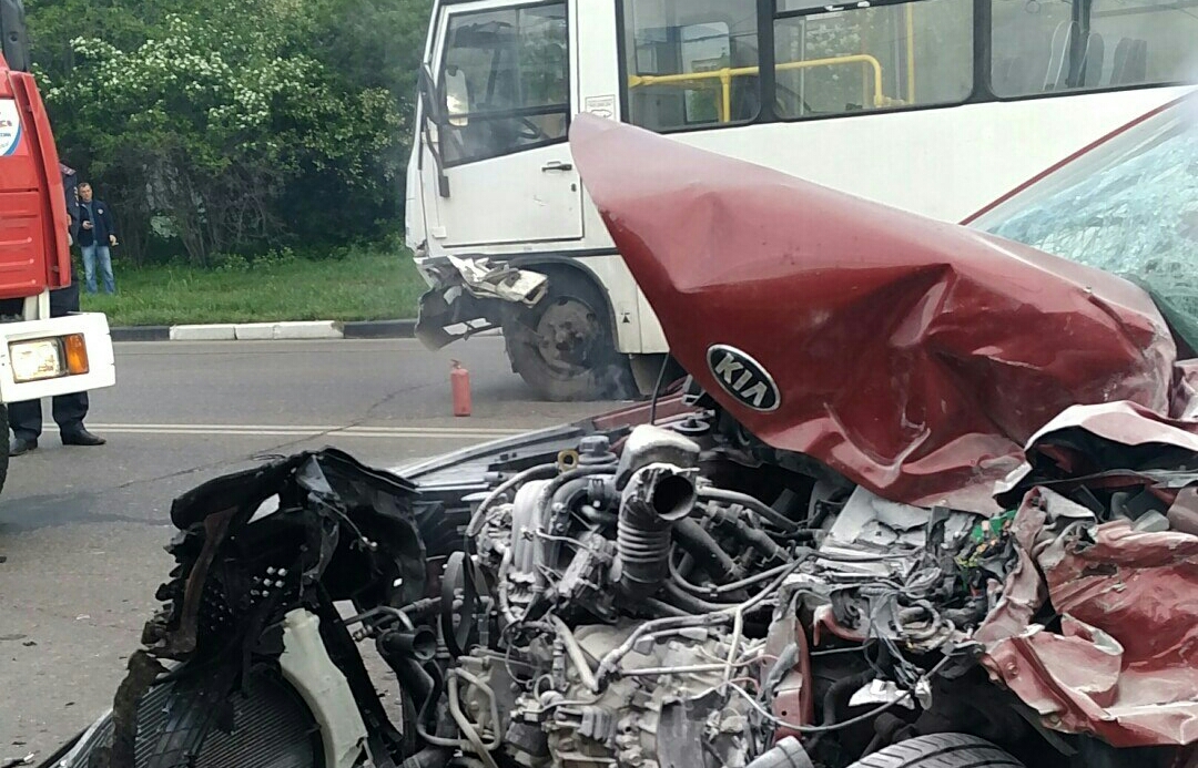 В реанимации Твери скончался водитель легковушки, после утренней аварии с маршруткой