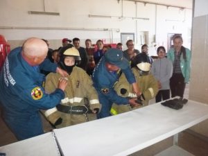 Спасатели Оленино устроили для школьников экскурсию в пожарную часть