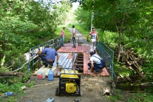 В Твери, по просьбам жителей, ремонтируют мост через ручей в поселке Химинститута