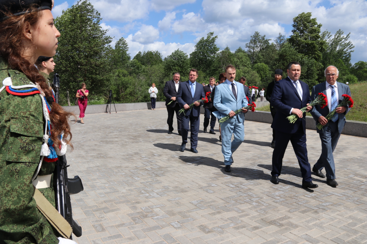 Губернатор Тверской области возложил цветы к памятнику жителям деревни Ксты в Пеновском районе
