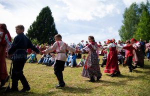 На «Троицких гуляниях» в Тверской области устроили хоровод из 300 человек
