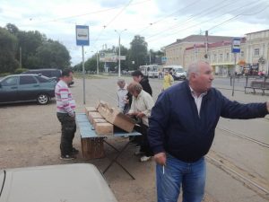 В Твери на трамвайных путях торговали колбасой без документов