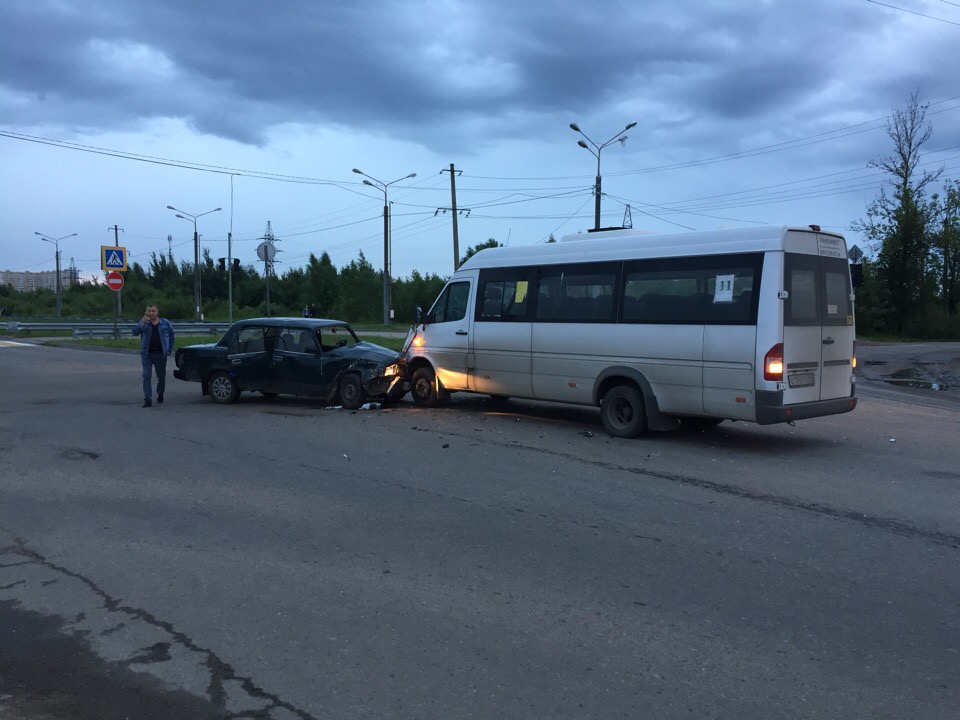 В Твери в ДТП с участием трех автомобилей пострадали мужчина и ребенок