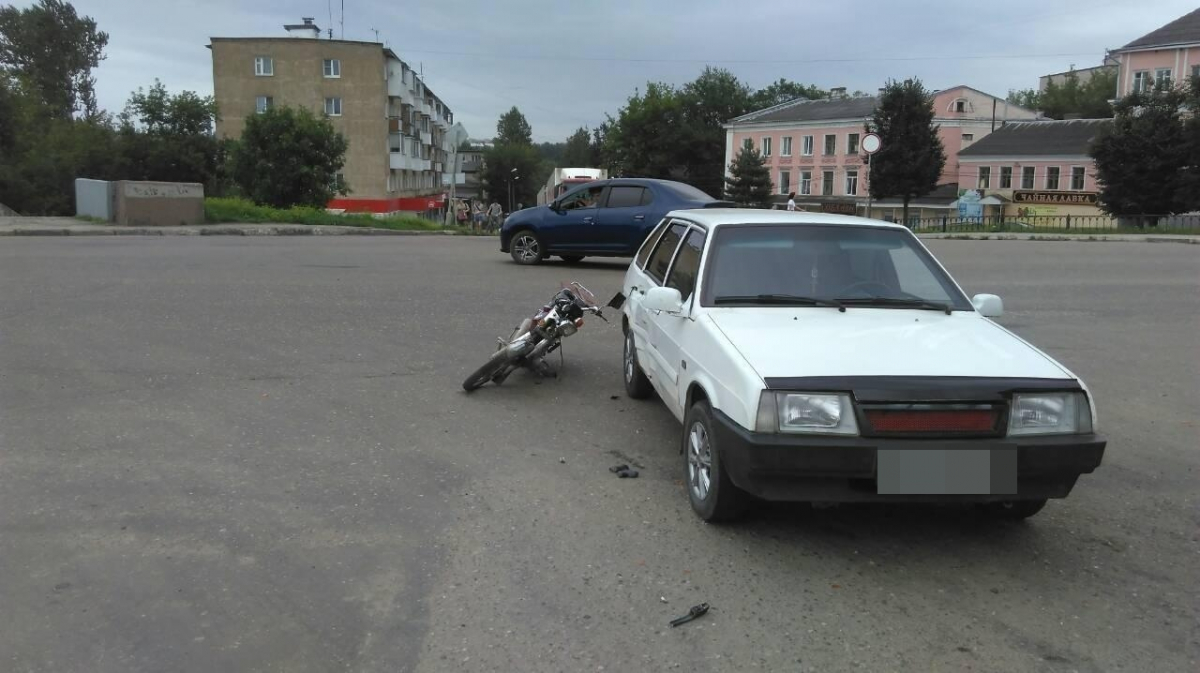 Пожилой водитель мопеда пострадал в столкновении с легковушкой в Ржеве
