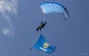 В Твери торжественным митингом, прыжками с парашютом и взрывами отметили День ВДВ