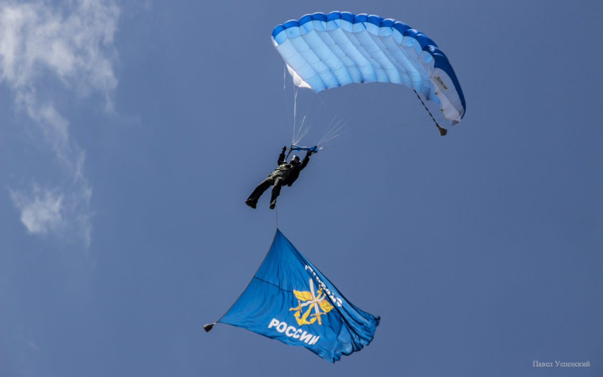 В Твери торжественным митингом, прыжками с парашютом и взрывами отметили День ВДВ