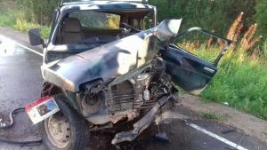 В Тверской области два водителя получили травмы в лобовом столкновении легковушек