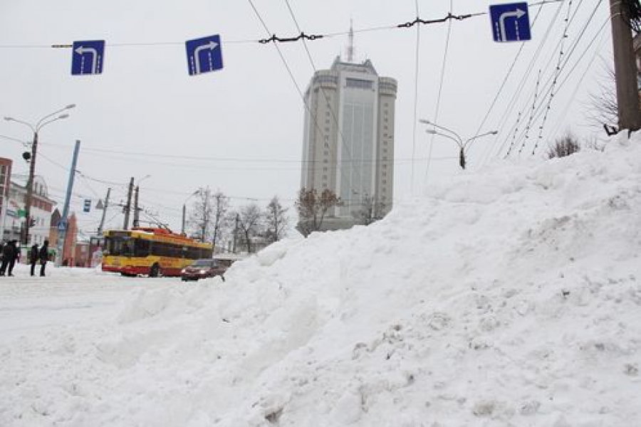 Житель Твери привез грязный снег ко входу в здание Правительства